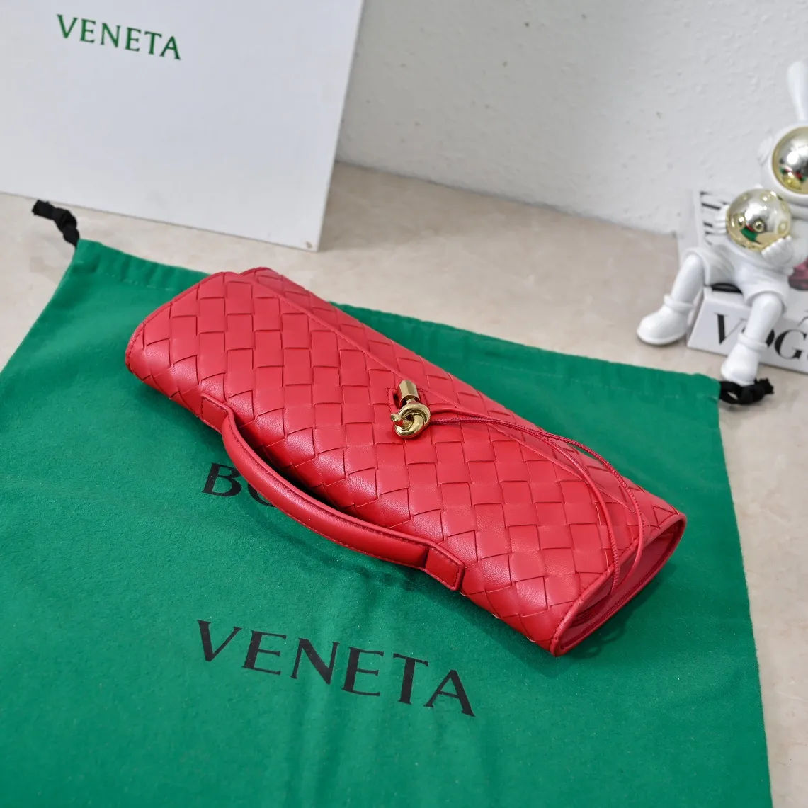 The batch of 1360 BV Andiamo evening handbags has been heavily planted again~ The designer aesthetics in the era of economic downturn are back. I fall in love with it at first sight and can't put it down. It's so beautiful and full of aura. The shape and texture are very competitive. It's light in weight and has sufficient capacity. It's a must-have for fashionistas. It's suitable for many occasions, minimalist, high-end and light luxury. Model No.: 741511 Size: 31*13*3cm